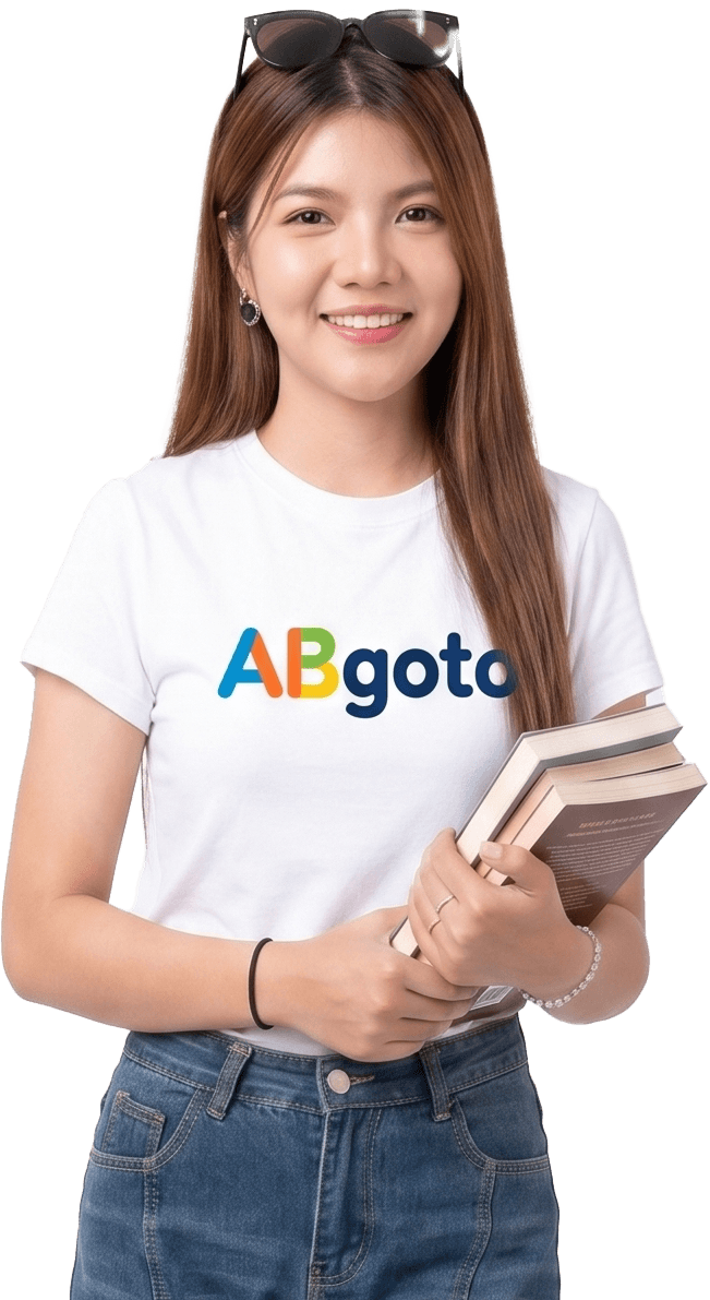 ผู้หญิงใส่เสื้อยืด ABgoto ถือหนังสือเรียนหลายเล่ม ยิ้มให้กล้อง